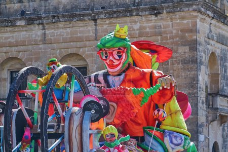 Téléchargez les photos : Annual Mardi Gras Fat Tuesday grand parade on maltese street of allegorical floats and masquerader procession: Valletta, Malta - February 23, 2020 - en image libre de droit