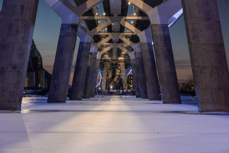 Foto de Nuevo puente de Champlain (Samuel de Champlain) junto al viejo puente de Champlain en Montreal, Quebec, Canadá en el río San Lorenzo. - Imagen libre de derechos