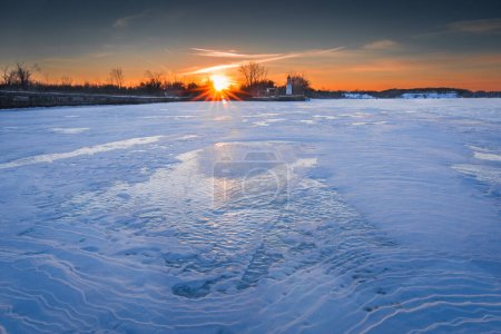 Téléchargez les photos : Vue hivernale du Québec avec coucher de soleil sur le fleuve Saint-Laurent gelé. 2024 - en image libre de droit
