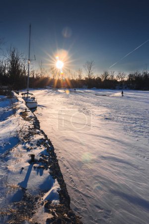 Winterblick auf Quebec mit Sonnenuntergang auf dem zugefrorenen St. Lawrence River. 2024