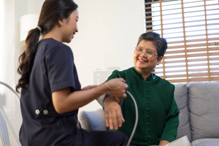 Téléchargez les photos : Doctor or nurse using blood pressure gauge with old women patients at Hospitals. - en image libre de droit