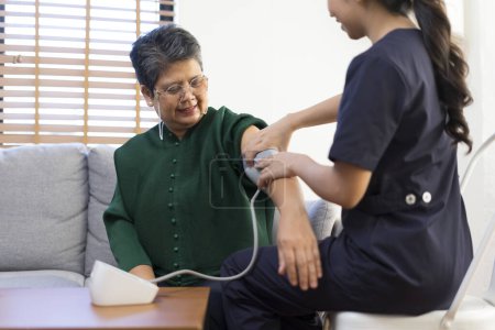 Foto de Médico o enfermero usando medidor de presión arterial con pacientes de edad avanzada en Hospitales. - Imagen libre de derechos