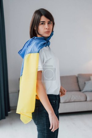 Foto de Mujer patriótica de pie con bandera de Ucrania en el interior. - Imagen libre de derechos
