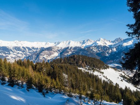 Foto de Vista panorámica con bosque en invierno en la estación Ladis, Fiss, Serfaus en la estación de esquí en el Tirol. Austria enero 2018. - Imagen libre de derechos
