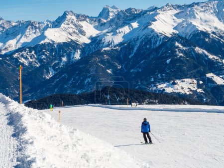 Foto de Vista panorámica con esquiador en invierno en la estación Ladis, Fiss, Serfaus en la estación de esquí en el Tirol. Austria enero 2018. - Imagen libre de derechos