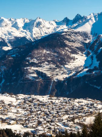 Téléchargez les photos : Vue panoramique sur la ville dans la nuit d'hiver dans la station Ladis, Fiss, Serfaus dans la station de ski au Tyrol. Autriche janvier 2018. - en image libre de droit