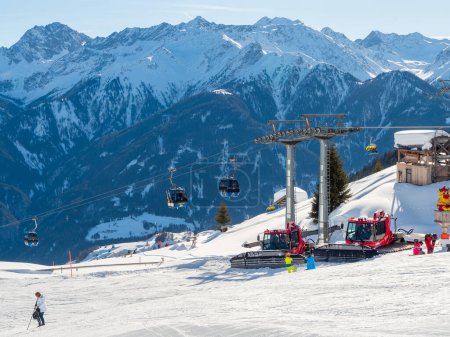Téléchargez les photos : Vue sur la pente avec funiculaire Moseralmbahn et dameuse en hiver dans la station Ladis, Fiss, Serfaus dans la station de ski au Tyrol. Autriche janvier 2018. - en image libre de droit