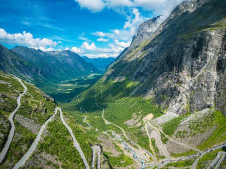 Téléchargez les photos : Route de Trollstigen en été en Norvège. - en image libre de droit