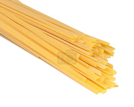 Téléchargez les photos : Pâtes spaghetti sec linguine italienne isolé sur le blanc - en image libre de droit