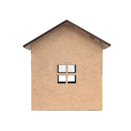 Téléchargez les photos : Modèle de maison décorative artisanale en bois isolé sur le fond blanc - en image libre de droit