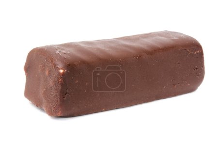 Foto de Queso glaseado en chocolate con leche partido en mitades sobre un fondo blanco aislado - Imagen libre de derechos