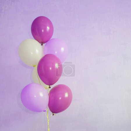 Téléchargez les photos : Ballons à air multicolores sur fond de couleur - en image libre de droit