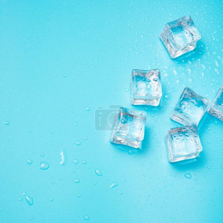 Foto de Cubos de hielo en azul con gotas de agua de fondo con espacio de copia - Imagen libre de derechos