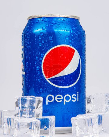 Foto de VINNYTSA, UCRANIA, JULIO, 28-2023: imágenes de lata de estaño o botella de metal de sabor ligero Pepsi sobre fondo blanco - Imagen libre de derechos