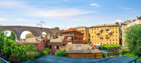Petite ville italienne colorée Bogliasco en journée d'été