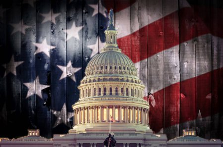 Foto des Kapitols der Vereinigten Staaten mit einer rustikalen amerikanischen Flagge im Hintergrund.