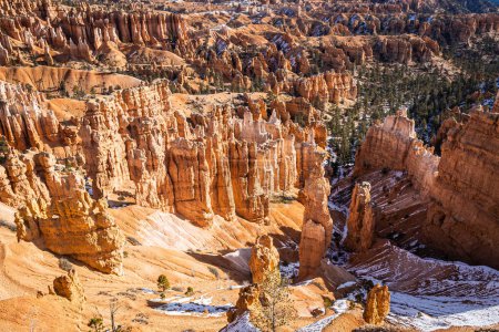 Téléchargez les photos : Winter scenery from Bryce Canyon National Park with brilliantly colored orange cliffs and a touch of  snow in Utah. - en image libre de droit