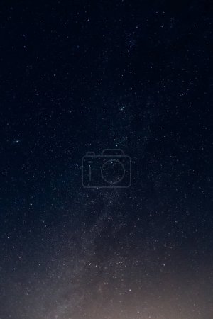 Foto de La Vía Láctea Galaxia se eleva de la última luz del día y en el cielo oscuro de la noche. - Imagen libre de derechos