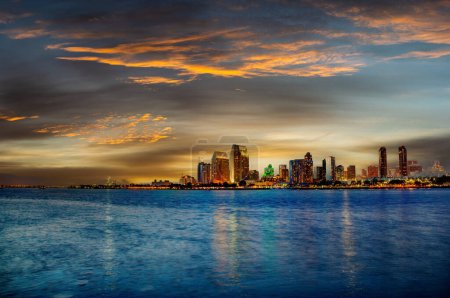 Foto de Imagen nocturna de San Diego cruzando el puerto con un cielo dramático - Imagen libre de derechos