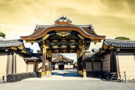Foto de La Puerta del Castillo de Nijo, Patrimonio de la Humanidad por la UNESCO en el corazón de Kyoto Japón con un cielo nocturno dramático. - Imagen libre de derechos