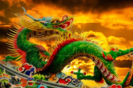 Téléchargez les photos : Gros plan d'un dragon contre le ciel. - en image libre de droit