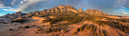 Téléchargez les photos : Soft light bathes the landscape and mountains of Bear Peak and Green Mountain just after sunrise in the city of Boulder, Colorado in winter. - en image libre de droit