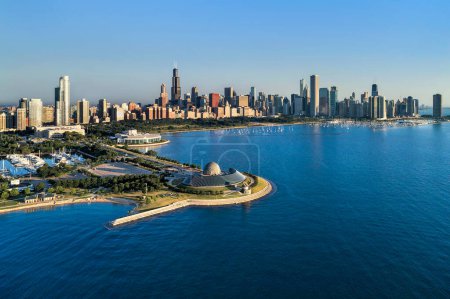 Foto de Aerial view of Monroe Harbor with the Adler Planetarium and the Shedd Aquarium in the foreground and the Chicago downtown skyline beyond. - Imagen libre de derechos