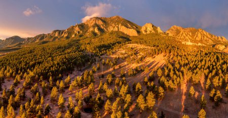 Téléchargez les photos : La lumière du soleil du matin baigne le paysage et les montagnes de Bear Peak et Green Mountain juste après le lever du soleil dans la ville de Boulder, Colorado en hiver. - en image libre de droit