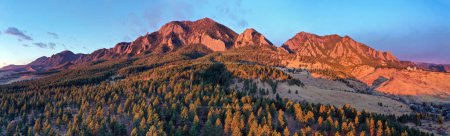 Téléchargez les photos : La lumière du soleil du matin baigne le paysage et les montagnes de Bear Peak et Green Mountain juste après le lever du soleil dans la ville de Boulder, Colorado en hiver. - en image libre de droit