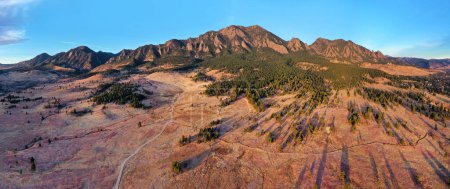 Téléchargez les photos : Doux soleil matinal baigne le paysage et les montagnes de Bear Peak et Green Mountain juste après le lever du soleil dans la ville de Boulder, Colorado en hiver. - en image libre de droit