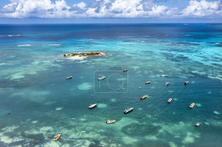 Luftaufnahme von Booten in den Gewässern von Island Harbour mit Scilly Cay jenseits der Insel Anguilla.