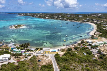 Luftaufnahme von Booten in den Gewässern von Island Harbour mit Scilly Cay jenseits der Insel Anguilla.