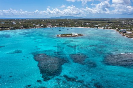 Luftaufnahme von Island Harbour mit Scilly Cay im Vordergrund und Saint Martin in der Ferne auf der Insel Anguilla.