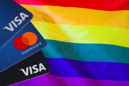 Foto de Bandera LGBT y Visa Card, Mastercard, tarjetas de débito. 10 marzo 2022. Tel Aviv. Israel - Imagen libre de derechos