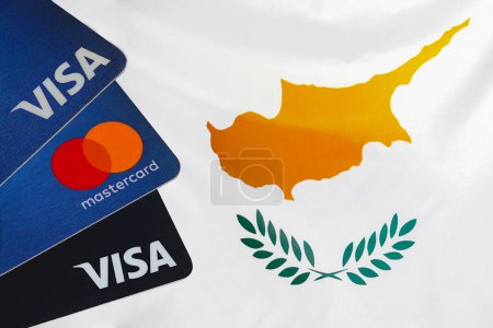 Foto de Chipre bandera y tarjeta Visa, Mastercard, tarjetas de débito. 10 marzo 2022. Tel Aviv. Israel - Imagen libre de derechos