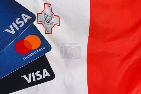 Foto de Bandera de Malta y Visa Card, Mastercard, tarjetas de débito. 10 marzo 2022. Tel Aviv. Israel - Imagen libre de derechos