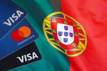 Foto de Bandera de Portugal y Visa Card, Mastercard, tarjetas de débito. 10 marzo 2022. Tel Aviv. Israel - Imagen libre de derechos