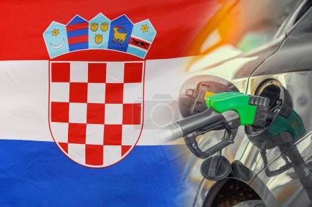 Téléchargez les photos : Voiture avec un injecteur de carburant sur fond de drapeau de Croatie. Prix record du carburant pour la population. Augmentation des prix de l'essence pendant la crise énergétique et énergétique mondiale en République de Croatie - en image libre de droit