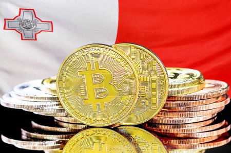 Téléchargez les photos : Bitcoins sur fond drapeau de Malte. Concept pour les investisseurs dans la crypto-monnaie et la technologie blockchain en République de Malte - en image libre de droit
