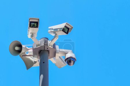 Überwachungskamera auf blauem Himmel Hintergrund. Lautsprecher, Luftalarm auf blauem Himmel Hintergrund