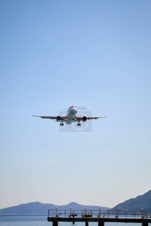 Foto de El avión se acerca al agua para aterrizar, imagen erguida - Imagen libre de derechos
