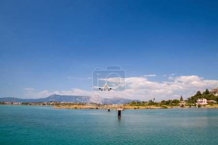 Foto de Acercamiento de un avión a un aeropuerto en un paisaje magnífico de montañas y del mar, foto por detrás, corfu, Grecia - Imagen libre de derechos