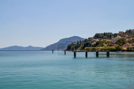 Téléchargez les photos : Baie bleue turquoise pittoresque en face de la ville de Corfou avec des plates-formes d'observation, Grèce - en image libre de droit