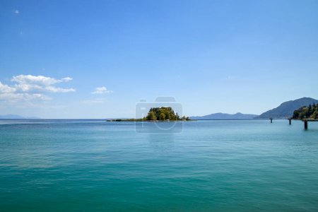 Téléchargez les photos : La petite île pittoresque de Pontikonisi dans une magnifique baie au large de Corfou, également appelée île de la souris en raison de sa forme - en image libre de droit