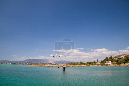Foto de Aterrizaje aproximación de un avión al aeropuerto de Corfú con un hermoso paisaje panorámico de las montañas y el mar, foto por detrás, Grecia - Imagen libre de derechos