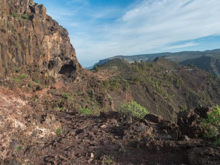 Foto de Vista de pequeña cueva para cabras Cueva de Cabras en la cima de la montaña La Merica. Camino La Merica sendero. Valle Gran Rey, La Gomera, Islas Canarias - Imagen libre de derechos