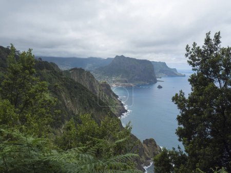 Vistas desde Vereda do Larano sendero costero. Acantilados océano atlántico y vegetación tropical verde. Isla de Madeira, Portugal, Europa