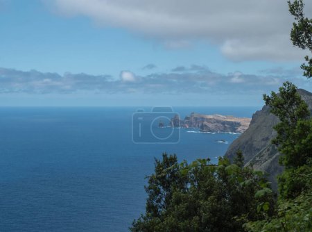 Aussicht vom Küstenwanderweg Vereda do Larano. Klippen Atlantischer Ozean und grüne tropische Vegetation. Insel Madeira, Portugal, Europa