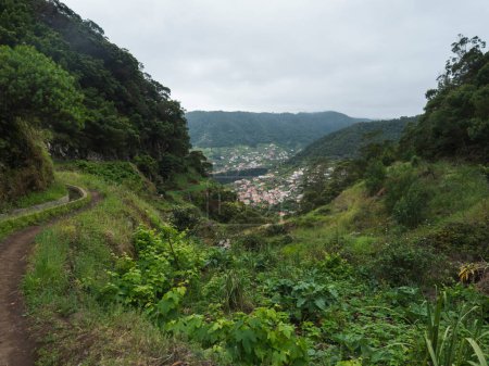 Vista aérea de la ciudad de Machico desde Levada do Canical sendero. Sendero en verdes colinas y vegetación tropical en la isla de Madeira, Portugal, Europa