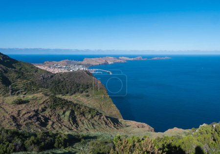 Foto de Vista de Ponta de Sao Lourenco e Isla Ilheu da Cevada o Ilheu do Farol, el punto más oriental de Madeira visto desde el mirador de Pico do Facho, Madeira, Portugal. - Imagen libre de derechos
